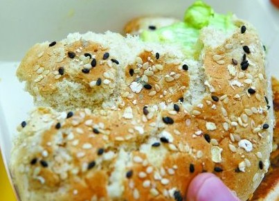 麦当劳汉堡被曝布满霉点 店家不承认执法严惩