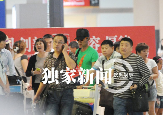 李晨独行拒谈张馨予恋情