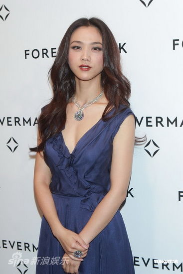 汤唯低胸裙露深V艳压全场