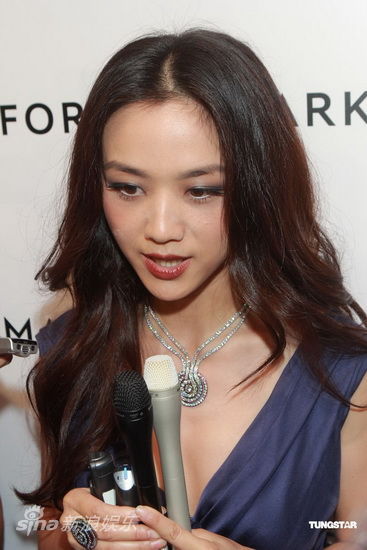 汤唯低胸裙露深V艳压全场