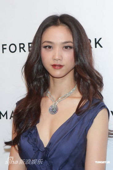 汤唯低胸裙露深V艳压全场