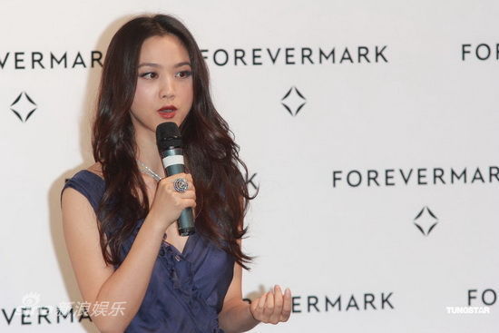 汤唯低胸裙露深V艳压全场