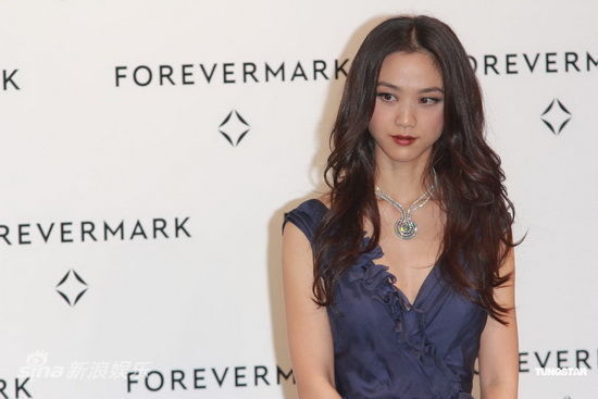 汤唯低胸裙露深V艳压全场