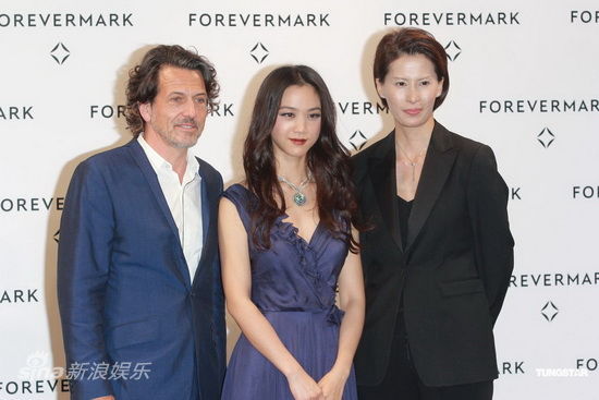 汤唯低胸裙露深V艳压全场