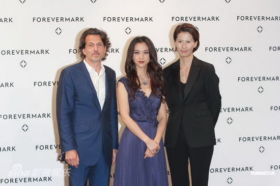 汤唯低胸裙露深V艳压全场