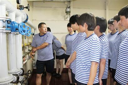 海军首批女舰员:美丽姑娘魔鬼训练 文武双全