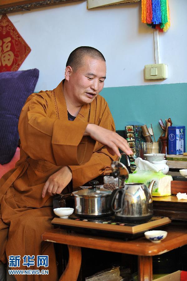 五台山僧人的现代生活:配笔记本电脑玩数码相机