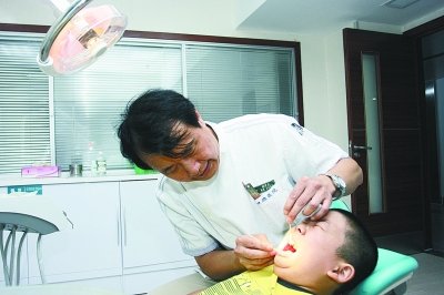 11岁男孩患怪病 每天睡18小时站着也能睡