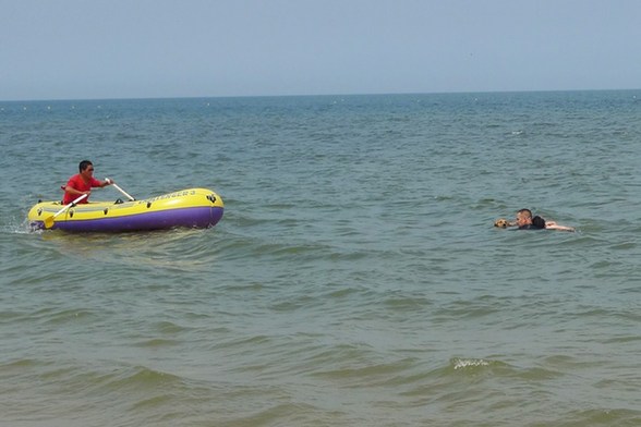 烟台浴场游客落水 老外携宠物犬下海救人