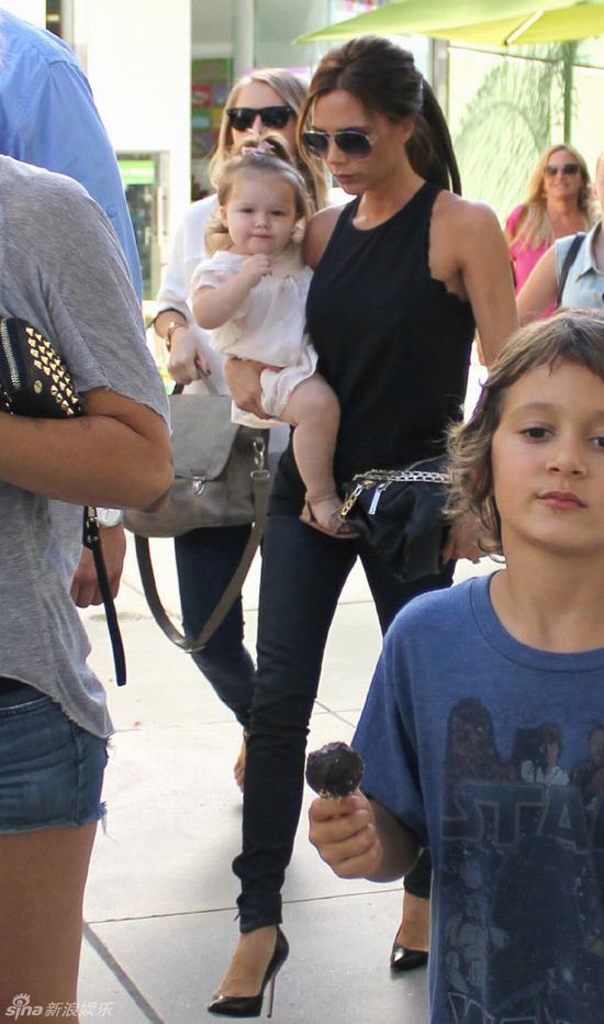 辣妹抱爱女表情一成不变 小七冲天辫似洋娃娃