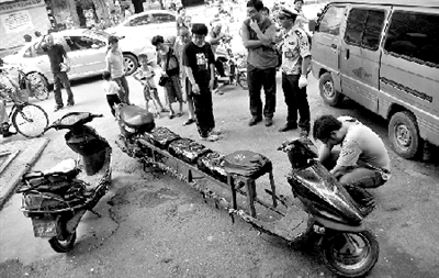 90后车主将摩托改装长4米 路人戏称是火车