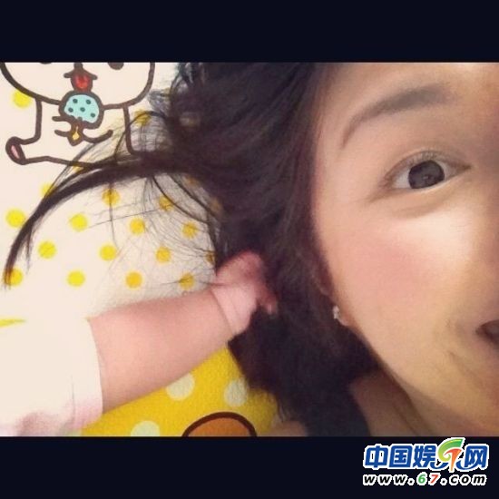 杨千嬅晒爱子抓头发照片