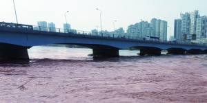 黄河兰州段百米河堤垮塌 城市供水管道被冲毁 黄河兰州段百米河堤垮塌 城市供水管道被冲毁