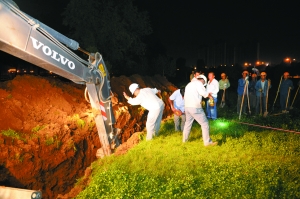 黄河兰州段百米河堤垮塌 城市供水管道被冲毁 黄河兰州段百米河堤垮塌 城市供水管道被冲毁