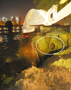 黄河兰州段百米河堤垮塌 城市供水管道被冲毁 黄河兰州段百米河堤垮塌 城市供水管道被冲毁