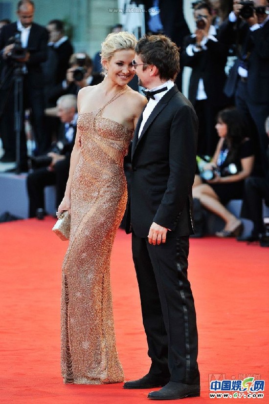 威尼斯电影节红毯秀 女星重口透视华人4型男帅爆全场