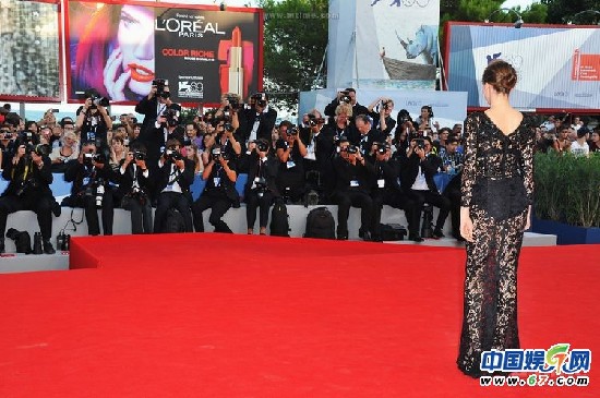 威尼斯电影节红毯秀 女星重口透视华人4型男帅爆全场