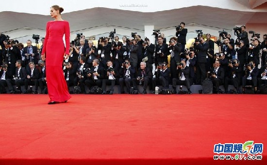 威尼斯电影节红毯秀 女星重口透视华人4型男帅爆全场
