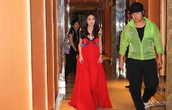 温碧霞低V长裙酥胸缩水 内衣带外露走光