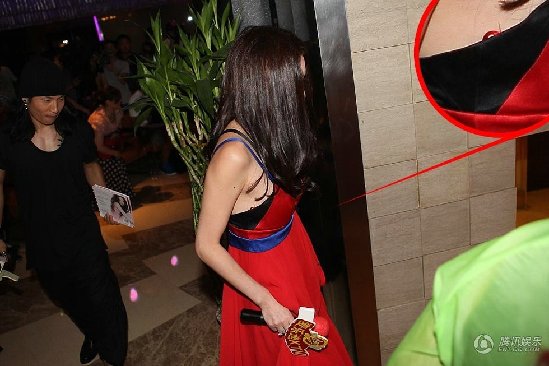 温碧霞低V长裙酥胸缩水 内衣带外露走光