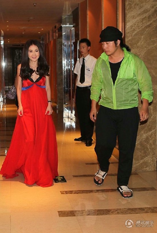 温碧霞低V长裙酥胸缩水 内衣带外露走光