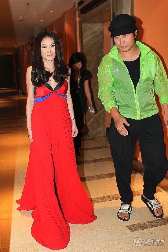 温碧霞低V长裙酥胸缩水 内衣带外露走光