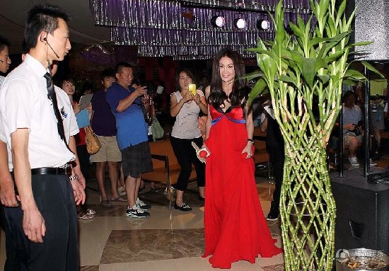 温碧霞低V长裙酥胸缩水 内衣带外露走光