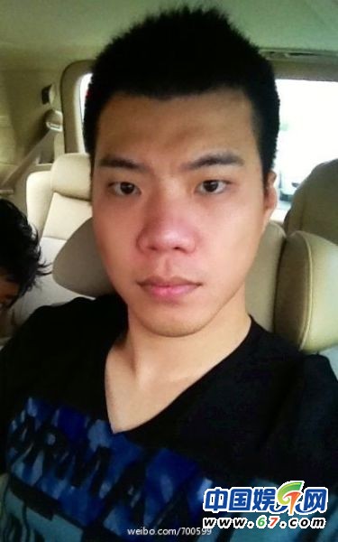 黄奕男友黄毅清发2人合影后秒删 车内亲密共处