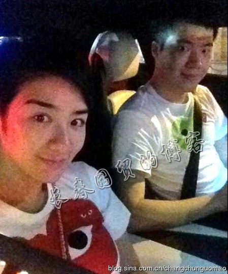 黄奕男友黄毅清发2人合影后秒删 车内亲密共处