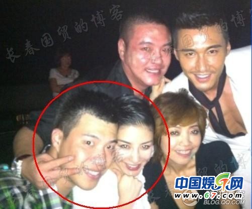 黄奕男友黄毅清发2人合影后秒删 车内亲密共处