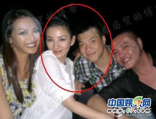 黄奕男友黄毅清发2人合影后秒删 车内亲密共处