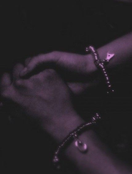 黄奕男友黄毅清发2人合影后秒删 车内亲密共处