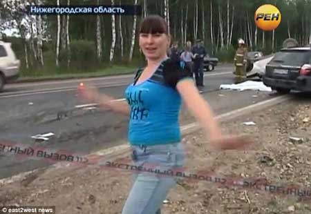 女子幸免于车祸竟在遇难者尸体旁跳舞 欢乐庆贺