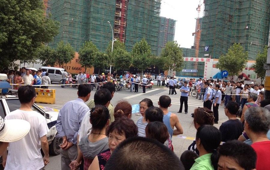 男子当街砍死女友 拖行百余米