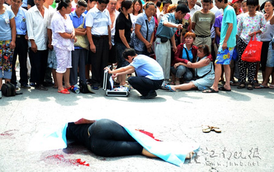 男子当街砍死女友 拖行百余米