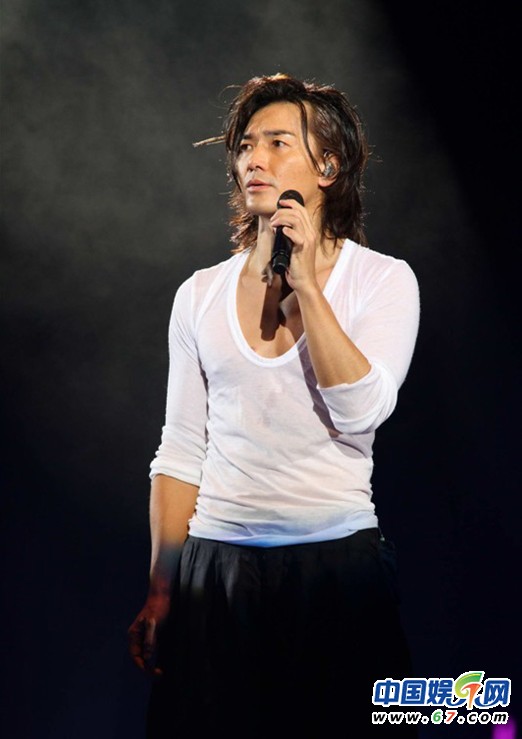 郑伊健宣布明年娶蒙嘉慧 感情再临七年大考