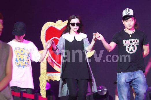 范冰冰彩排大本营似女王驾到 全程未摘墨镜