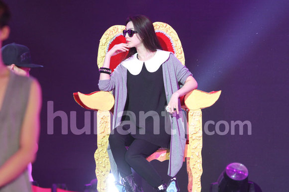 范冰冰彩排大本营似女王驾到 全程未摘墨镜