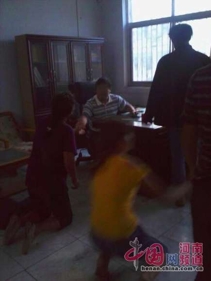 河南6旬老人抗议强征在镇政府跳楼死亡 40亩庄稼被毁