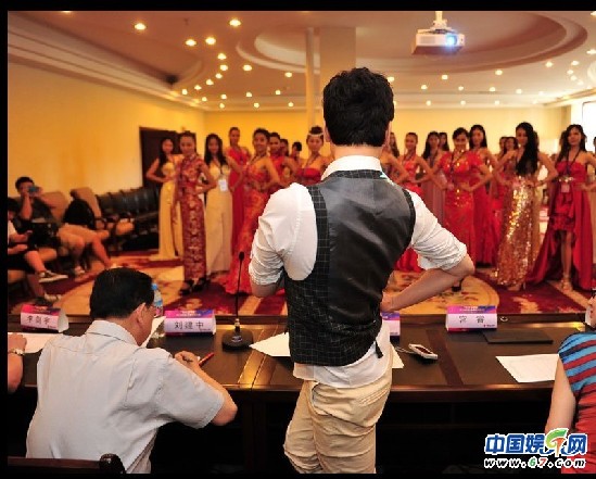 重庆国际小姐季军挤胸美艳如换脸 战中国总决赛