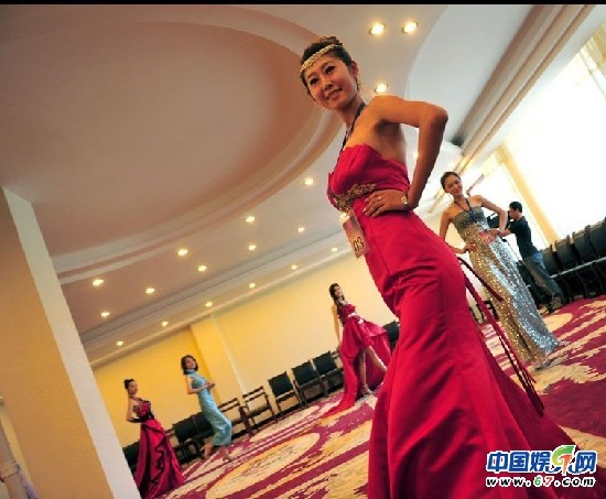重庆国际小姐季军挤胸美艳如换脸 战中国总决赛