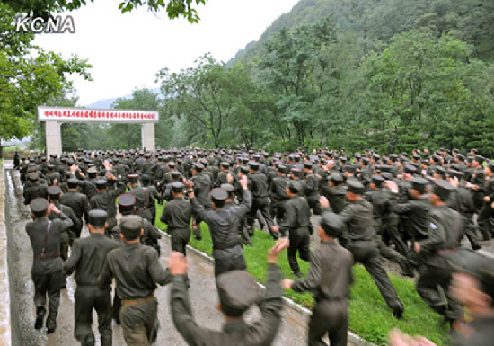 金正恩夫妇结束视察 归途中瞻仰金日成金正日铜像