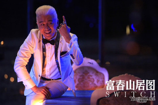 佟大为变雷人白发魔男 与林志玲缠绵拥抱吻长腿