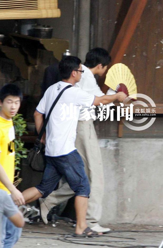 俞灏明穿弹力衣复出拍戏 《春天》片场正面照曝光