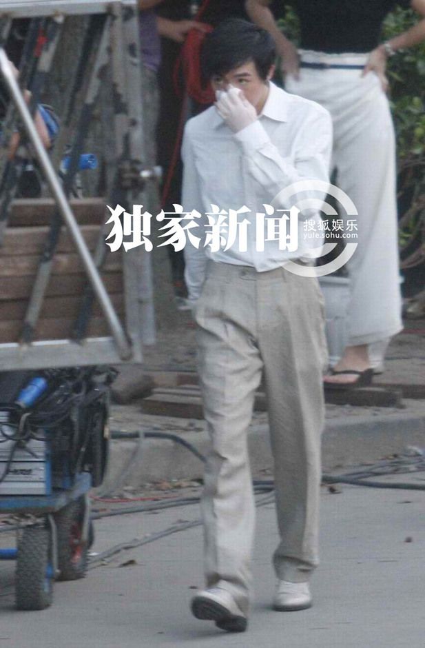 俞灏明穿弹力衣复出拍戏 《春天》片场正面照曝光