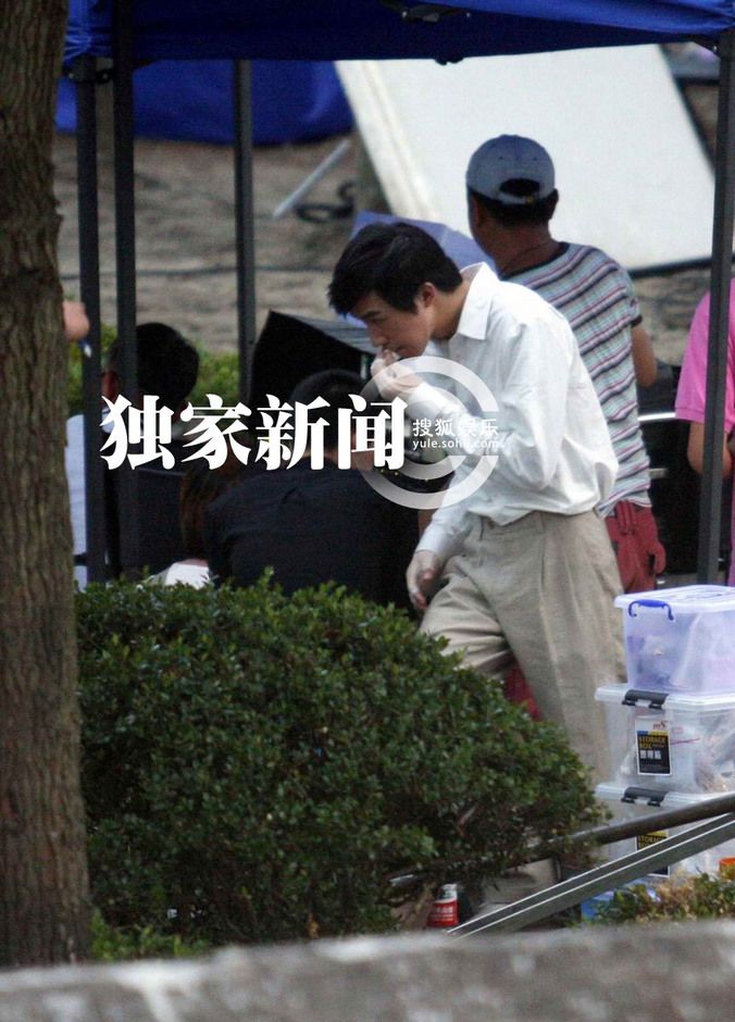 俞灏明穿弹力衣复出拍戏 《春天》片场正面照曝光