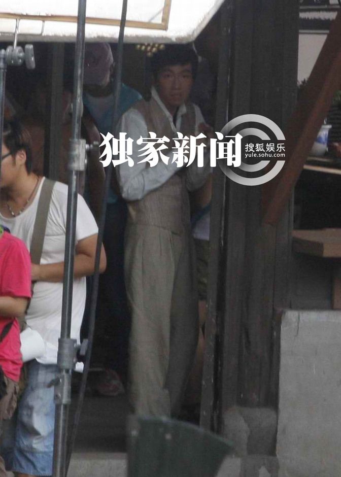 俞灏明穿弹力衣复出拍戏 《春天》片场正面照曝光