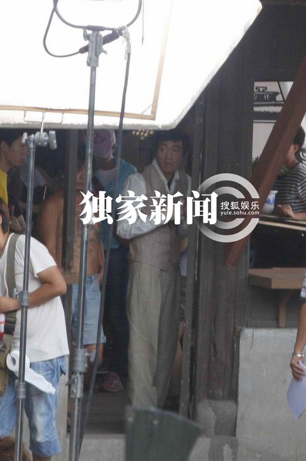 俞灏明穿弹力衣复出拍戏 《春天》片场正面照曝光