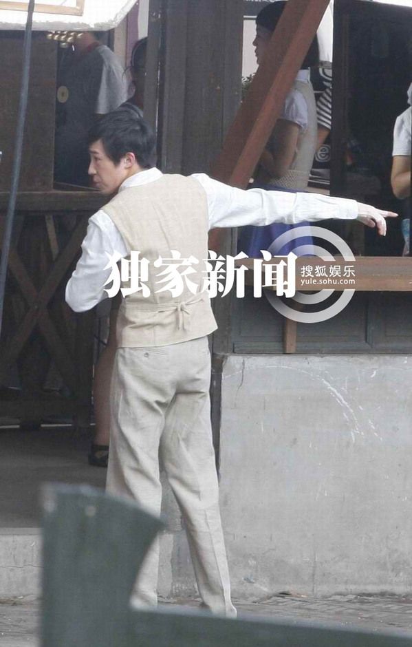 俞灏明穿弹力衣复出拍戏 《春天》片场正面照曝光