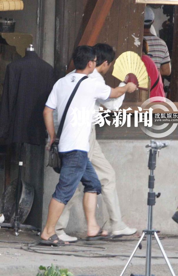 俞灏明穿弹力衣复出拍戏 《春天》片场正面照曝光